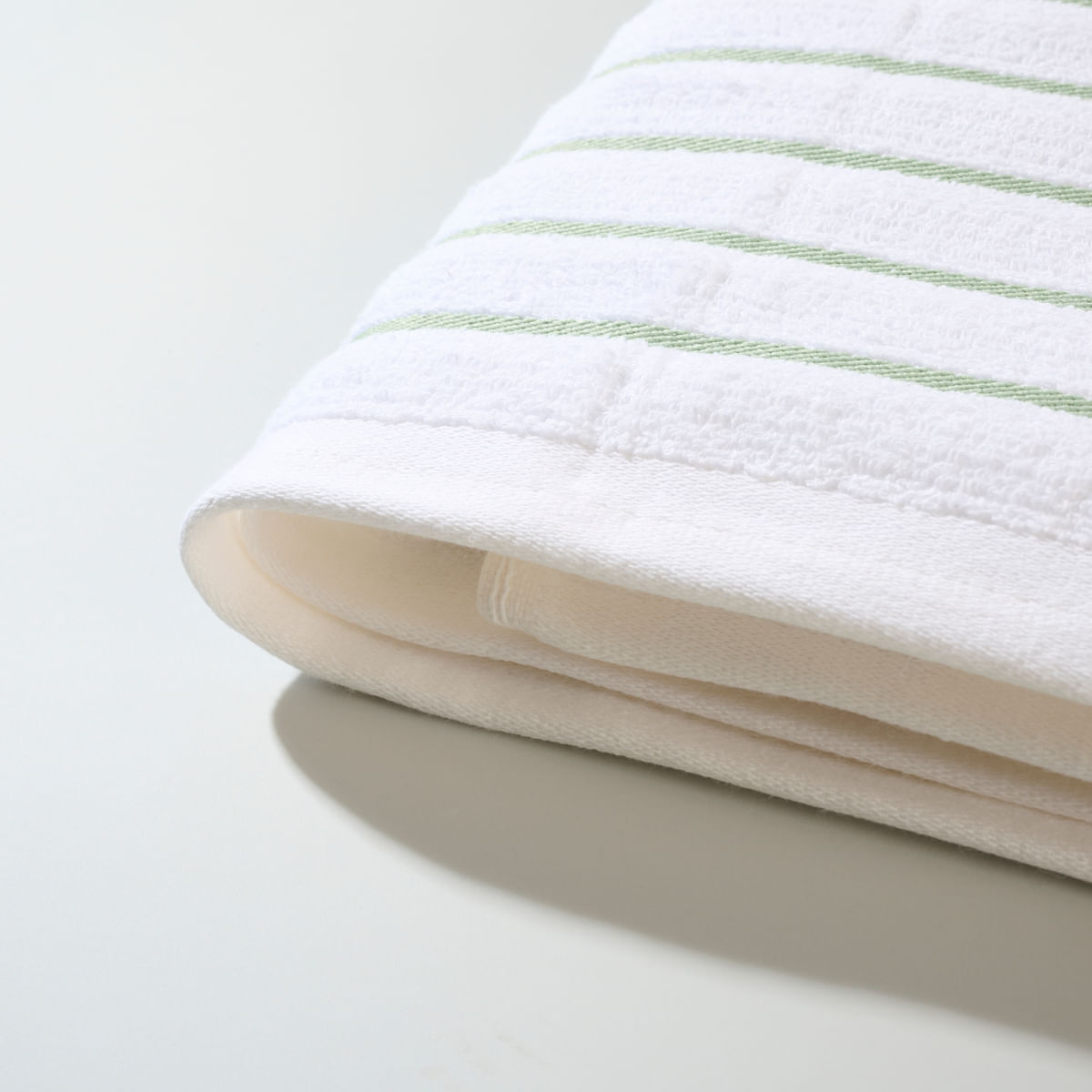 03 12 0037 Toalha de Praia Breton Stripes Me Branco Verde Sage 002.jpg